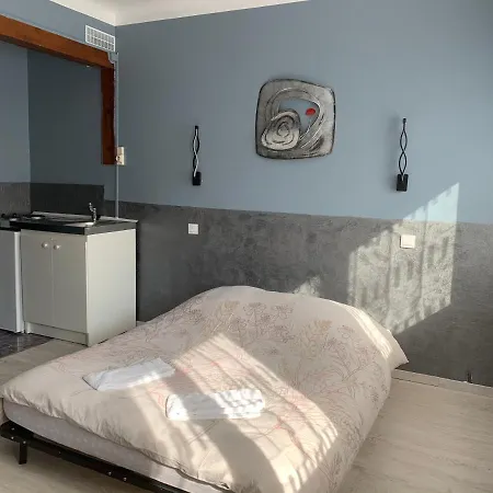 Eiffel Apartment